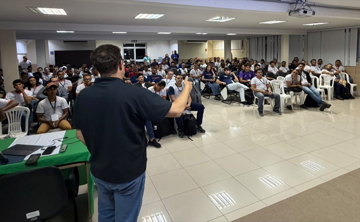 Instrutor apresentando o padrão KNX para o auditório em João Pessoa
