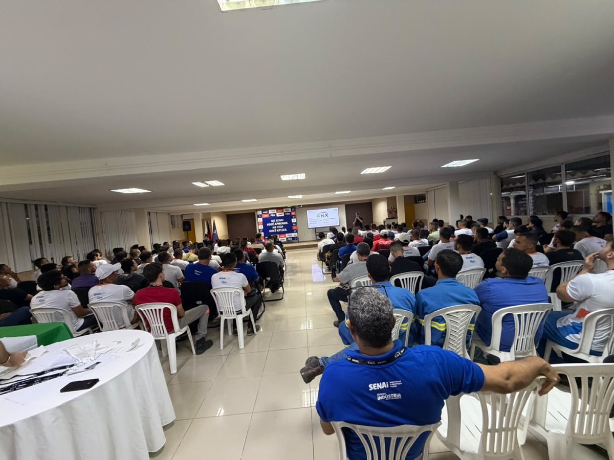 Participantes acompanhando a projeção do conteúdo técnico